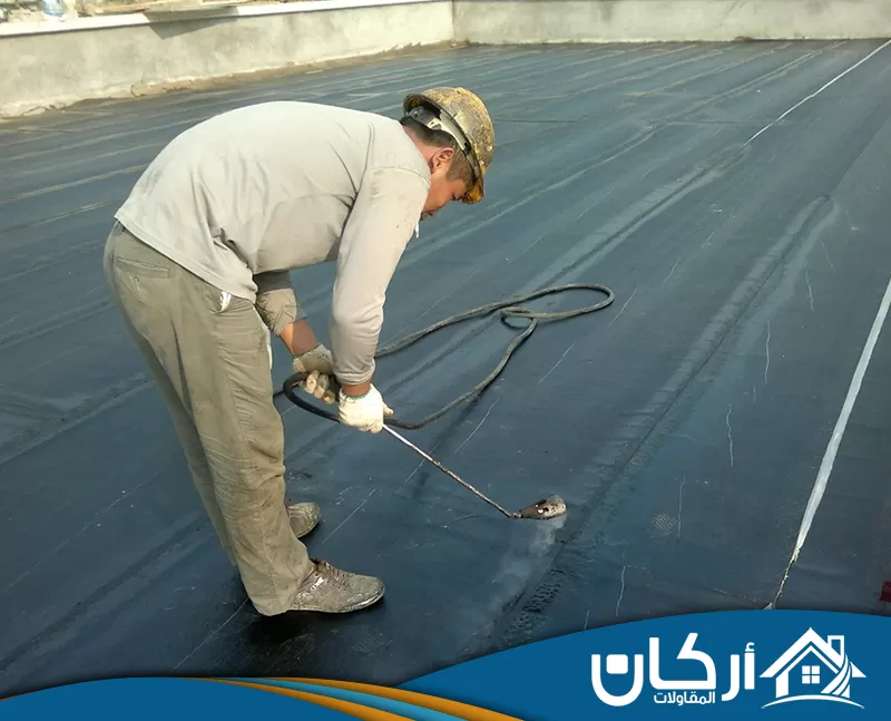 عزل مائي للاسطح بالخرج 0558201331 اركان للمقاولات يعتمد الفني على فحص شامل للسطح قبل البدء، ثم يطبق مواد العزل بعناية لضمان حماية طويلة الأمد دائمًا.