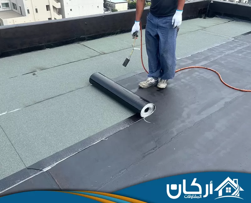 عزل اسطح المنازل بالخرج 0558201331 اركان للمقاولات يحدد الفني نوع العزل المناسب حسب حالة السطح، ثم ينفذ العمل بدقة لتقليل التسرب ورفع العزل الحراري جدا