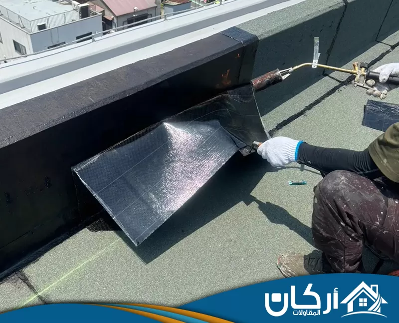 شركة عوازل اسطح بالخرج بالضمان 0558201331 اركان للمقاولات يهتم الفني بتنظيف السطح ومعالجة العيوب أولًا، ثم يطبق العزل بطريقة دقيقة تمنح حماية أفضل للمبنى جدا