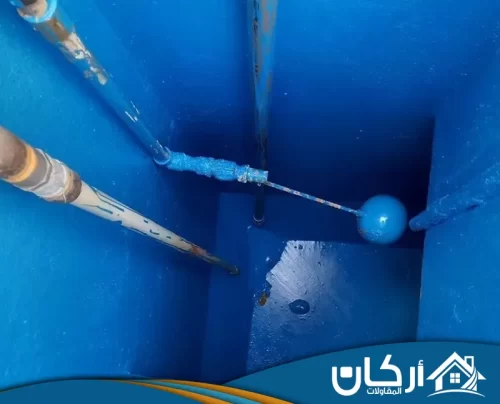شركة عزل اسطح وخزانات بالمزاحمية 0558201331 اركان للمقاولات خزان مياه معزول من الداخل بطبقة زرقاء حول الجدران والمواسير.