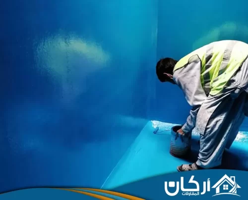 افضل شركة عزل خزانات بالمزاحمية 0558201331 اركان للمقاولات عامل ينفذ عزل خزان مياه من الداخل بطبقة زرقاء لحماية الخزان من التسرب.