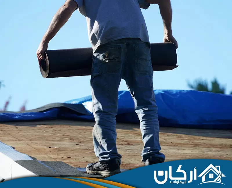 شركة عزل اسطح بالمجمعة 0558201331 اركان للمقاولات يقوم الفني بفحص السطح وتحديد نقاط الضعف قبل تنفيذ العزل بما يناسب طبيعة المبنى وحالته.