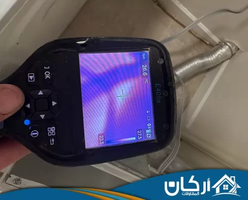 أفضل شركة كشف تسربات المياه بالمزاحمية 0558201331 اركان المقاولات فني اركان المقاولات يفحص تسرب مياه مخفي داخل جدار منزل في المزاحمية بدقة عالية منظمة