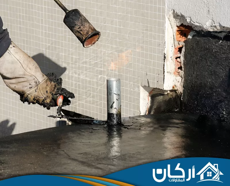 عزل مائي للاسطح بالمجمعة 0558201331 اركان للمقاولات يعالج الفني الشقوق والفواصل بعناية قبل عزل السطح حتى تقل فرص تسرب المياه بعد الانتهاء.