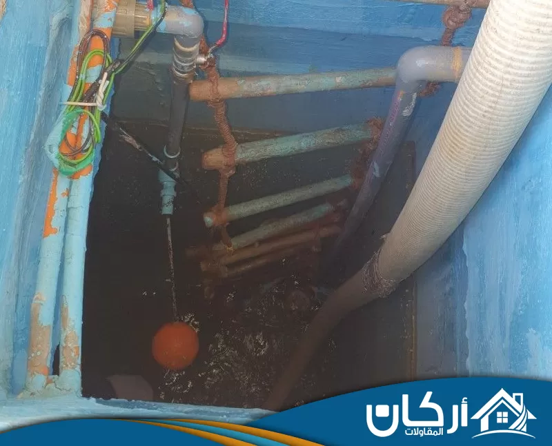 شركة عوازل خزانات بالخرج بالضمان 0558201331 اركان للمقاولات يجهز الفني الخزان قبل العزل بتنظيف الجدران وتجفيفها لضمان ثبات الطبقة ومنع التسرب.