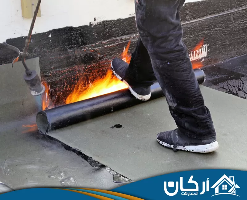 عزل حراري للاسطح بالمجمعة 0558201331 اركان للمقاولات يختار الفني مادة العزل المناسبة حسب نوع السطح سواء كان مبلطًا أو خرسانيًا أو مكشوفًا.