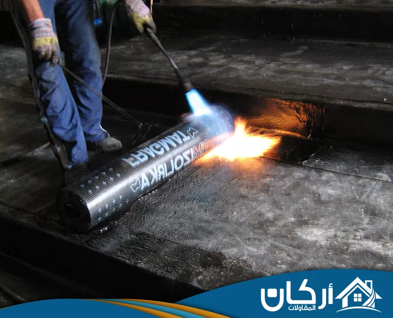 العزل الاسمنتي للاسطح بالمجمعة 0558201331 اركان للمقاولات ينفذ الفني طبقات العزل بطريقة مرتبة تساعد على حماية السطح من الرطوبة وحرارة الشمس.