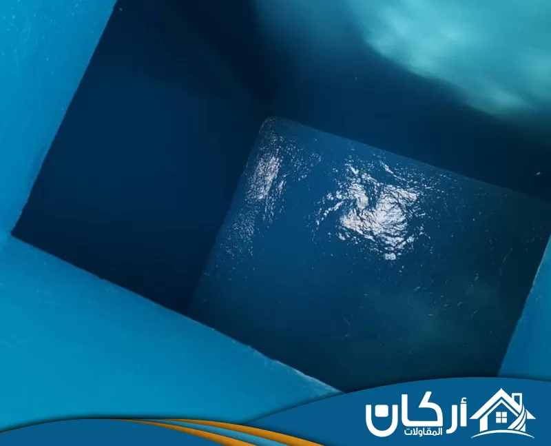 مقاول عزل خزانات بالخرج 0558201331 اركان للمقاولات يفحص الفني مواضع الضعف داخل الخزان ثم يطبق العزل المناسب حسب نوع الخزان وحجمه.