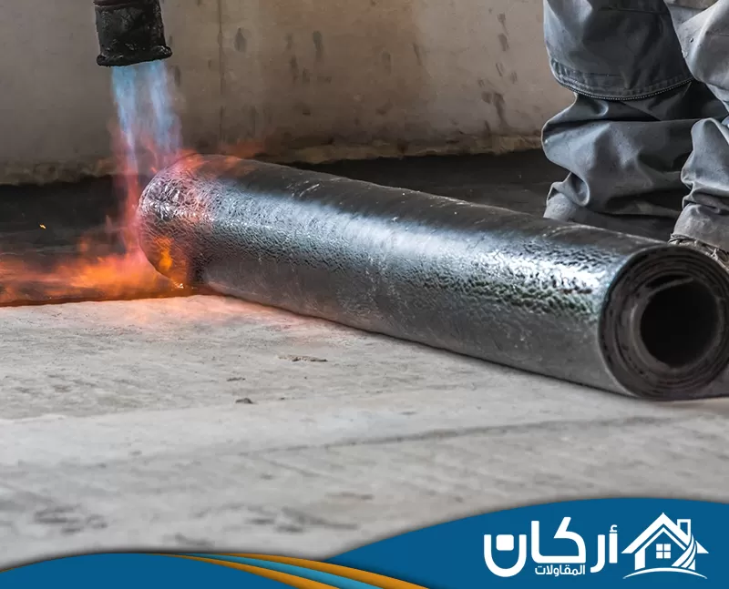 شركة عزل أسطح شينكو بالمجمعة 0558201331 اركان للمقاولات يراجع الفني أطراف السطح ومخارج المياه لأنها من أكثر الأماكن تأثرًا بالتسرب والرطوبة.