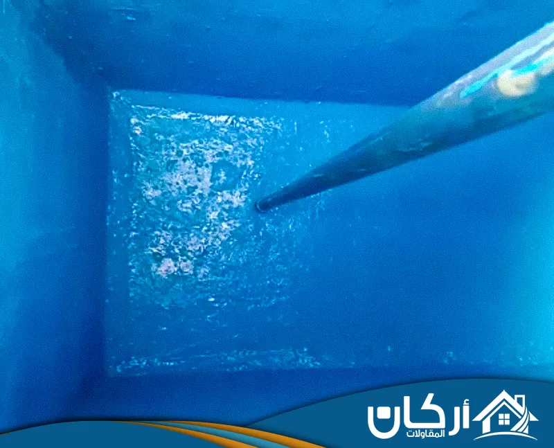 تنظيف وعزل خزانات بالخرج 0558201331 اركان للمقاولات يحرص الفني على توزيع مادة العزل داخل الخزان بشكل متوازن لمنع تسرب المياه بعد التنفيذ.