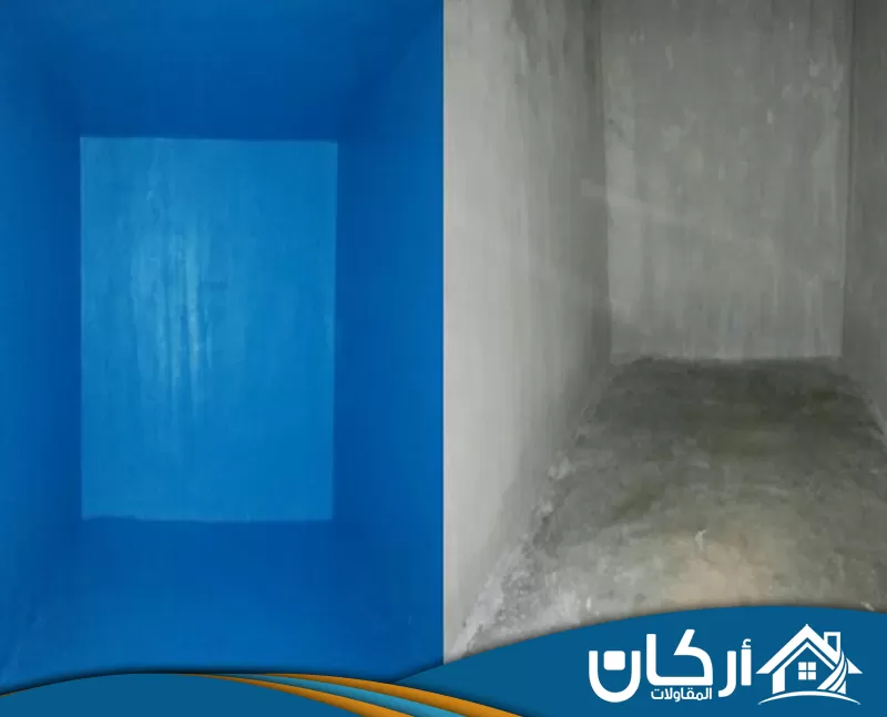 ارخص شركة عزل خزانات بالمجمعة 0558201331 اركان للمقاولات ينظف الفني الخزان جيدًا قبل العزل، ثم يغطي الجدران بطبقة عازلة تساعد على حماية المياه.