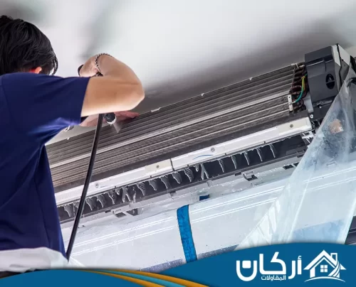 شركة تنظيف مكيفات بالرياض 0558201331 أركان المقاولات فني يغسل الوحدة الداخلية للمكيف بكيس عزل يمنع تناثر المياه ويحافظ على نظافة الجدران.